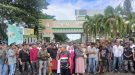 Warga orasi di simpang suka makmue nagan raya