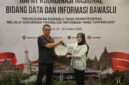 Ketua Bawaslu Kota Sabang Menerima Sertifikat Penghargaan dengan Predikat Informatif  dalam Keterbukaan Informasi Publik