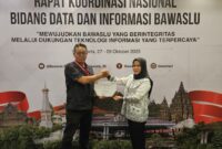 Ketua Bawaslu Kota Sabang Menerima Sertifikat Penghargaan dengan Predikat Informatif  dalam Keterbukaan Informasi Publik