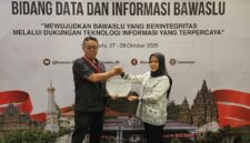 Ketua Bawaslu Kota Sabang Menerima Sertifikat Penghargaan dengan Predikat Informatif  dalam Keterbukaan Informasi Publik