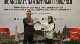 Ketua Bawaslu Kota Sabang Menerima Sertifikat Penghargaan dengan Predikat Informatif  dalam Keterbukaan Informasi Publik