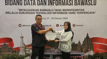 Ketua Bawaslu Kota Sabang Menerima Sertifikat Penghargaan dengan Predikat Informatif  dalam Keterbukaan Informasi Publik
