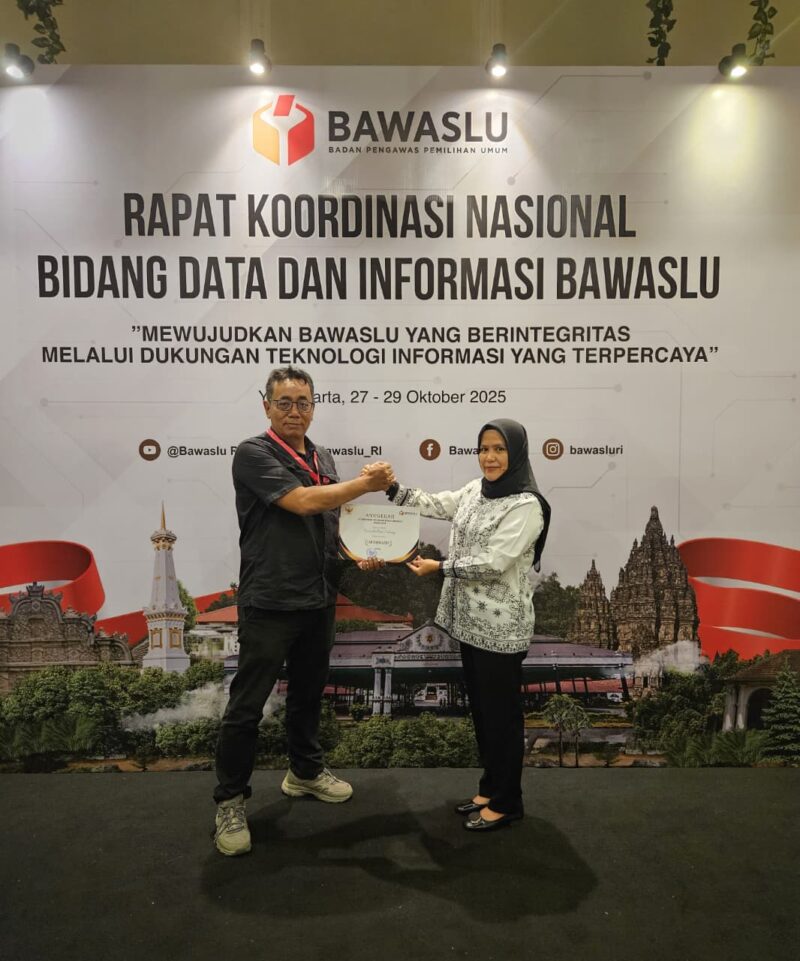 Ketua Bawaslu Kota Sabang Menerima Sertifikat Penghargaan dengan Predikat Informatif  dalam Keterbukaan Informasi Publik