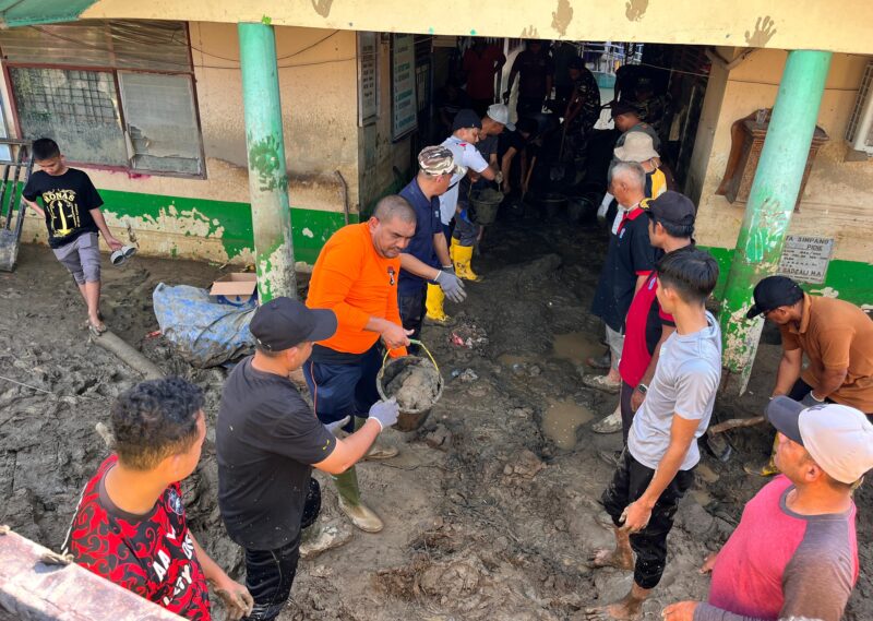 Kakankemenag Aceh Besar H Saifuddin SE kerja bakti pembersihan lumpur sisa banjir di MIN 4 Pidie Jaya, Minggu (4/1/2026). Foto/Humas Kemenag Aceh Besar
