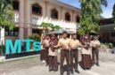 Siswa Berprestasi MTsN 2 Aceh Besar unjuk Prestasi foto bersama trophy MANTAB FAIR XVIII 2026
