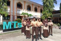 Siswa Berprestasi MTsN 2 Aceh Besar unjuk Prestasi foto bersama trophy MANTAB FAIR XVIII 2026