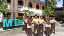 Siswa Berprestasi MTsN 2 Aceh Besar unjuk Prestasi foto bersama trophy MANTAB FAIR XVIII 2026