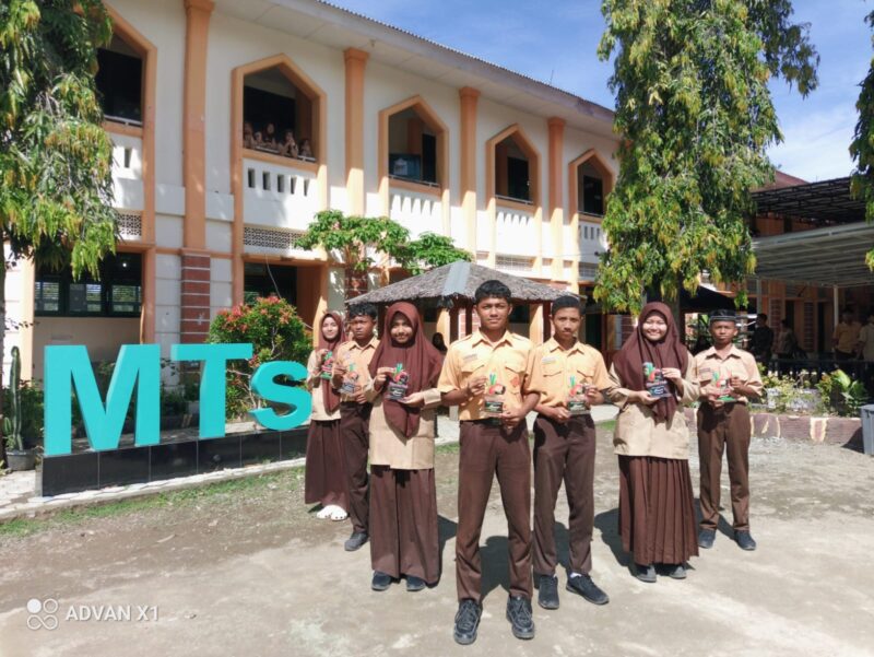 Siswa Berprestasi MTsN 2 Aceh Besar unjuk Prestasi foto bersama trophy MANTAB FAIR XVIII 2026
