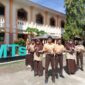 Siswa Berprestasi MTsN 2 Aceh Besar unjuk Prestasi foto bersama trophy MANTAB FAIR XVIII 2026