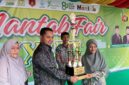 Plt. Kepala MAN 3 Aceh Besar Ismail, S.Pd.I., M.Ag., didampingi Pengawas Pembina Hj. Ratna Zaidah, S.Ag., M.Ed., menyerahkan Trophy Juara Umum MANTAB FAIR XVIII kepada Perwakilan MTs Oemar Dyan