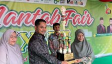 Plt. Kepala MAN 3 Aceh Besar Ismail, S.Pd.I., M.Ag., didampingi Pengawas Pembina Hj. Ratna Zaidah, S.Ag., M.Ed., menyerahkan Trophy Juara Umum MANTAB FAIR XVIII kepada Perwakilan MTs Oemar Dyan
