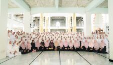 Para santri yang berhasil menyelesaikan hafalan 30 juz 