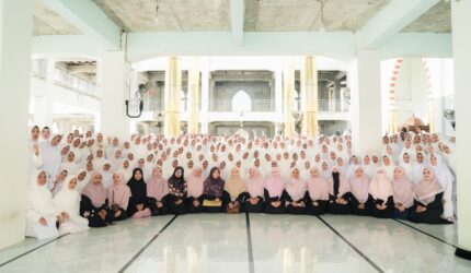 Para santri yang berhasil menyelesaikan hafalan 30 juz