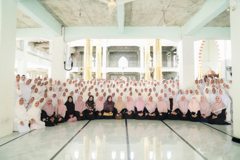 Para santri yang berhasil menyelesaikan hafalan 30 juz 